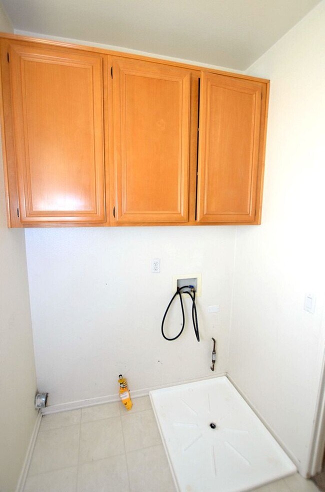 Building Photo - 4Br/3-1/2 bathroom Home