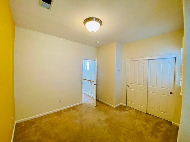 Building Photo - Gorgeous Townhouse with Attached Single-Ca...