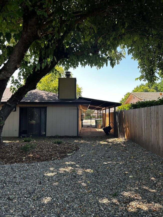 Building Photo - Remodeled Vintage home just 1 block from t...