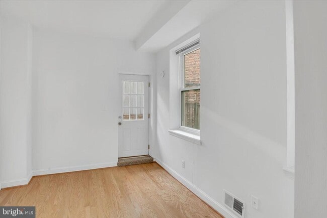 Building Photo - 805 S Charles St