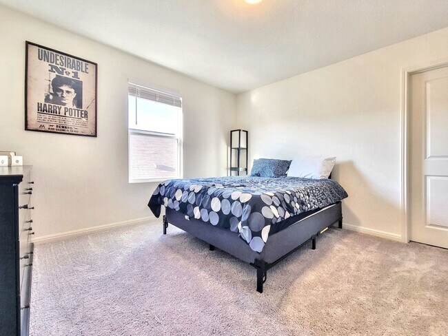 Building Photo - Beautiful 5 BR / 3 BA Home for Rent in Pfl...