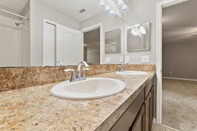 Building Photo - 4/2.5 Town Home w/ Loft and Office in Harr...