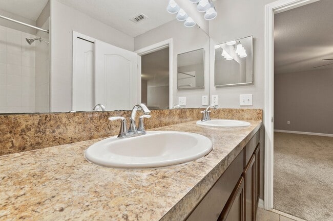 Building Photo - MOVE IN SPECIAL- 4/2.5 Town Home w/ Loft a...