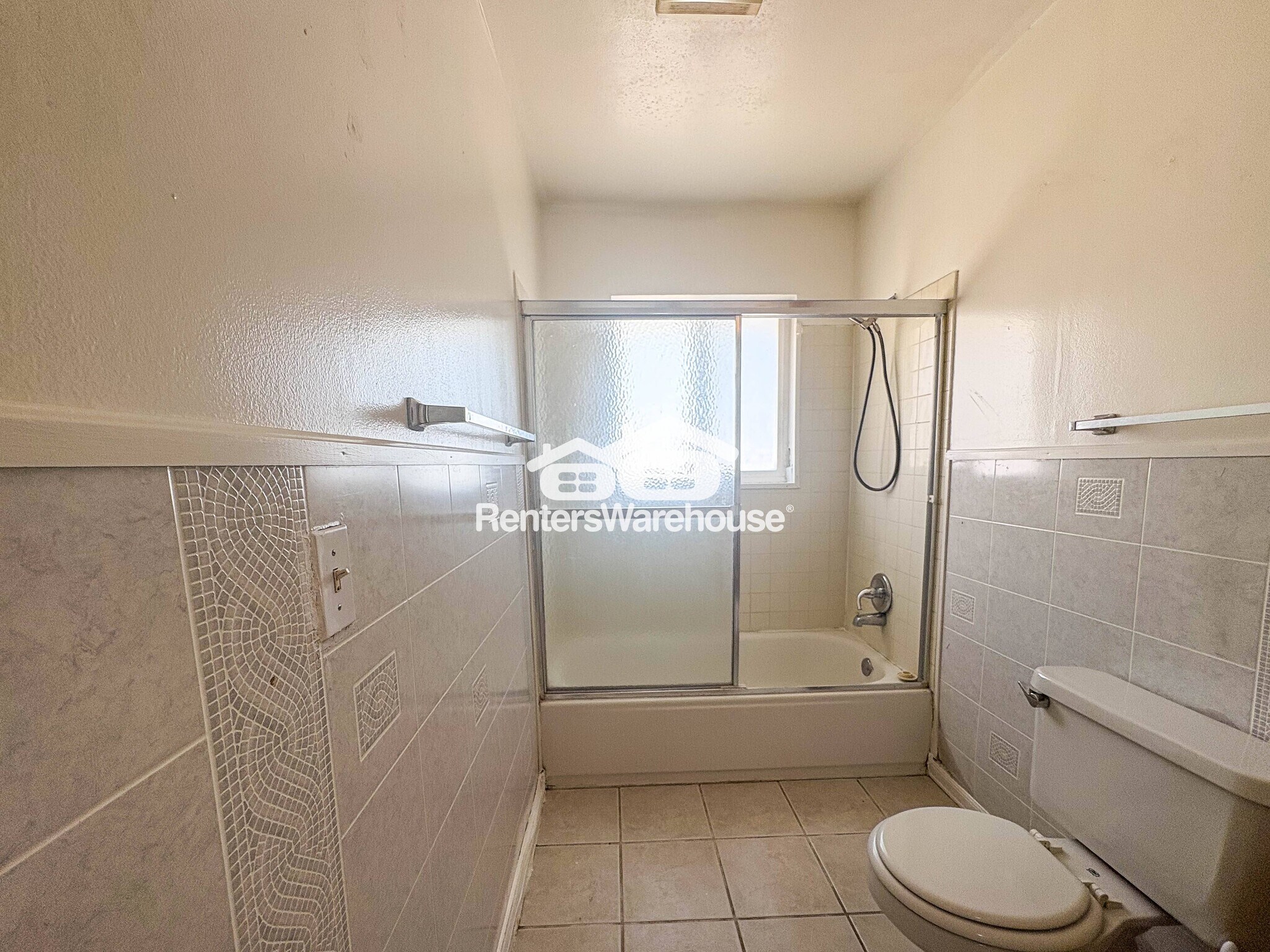 Building Photo - 327 Leona Dr