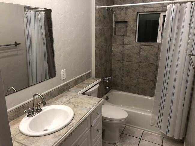 Building Photo - Great Views! Large 5 Bed 2 Bath House with a Quick Walk to Campus!!