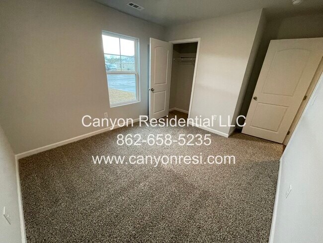 Building Photo - 5825 Vernier Dr SW