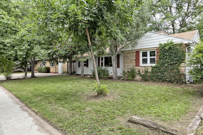Building Photo - Amazing 3 Bed / 1.5 Bath Ranch Near CSU – Large Fenced Yard | Pets Welcome | Students Welcome