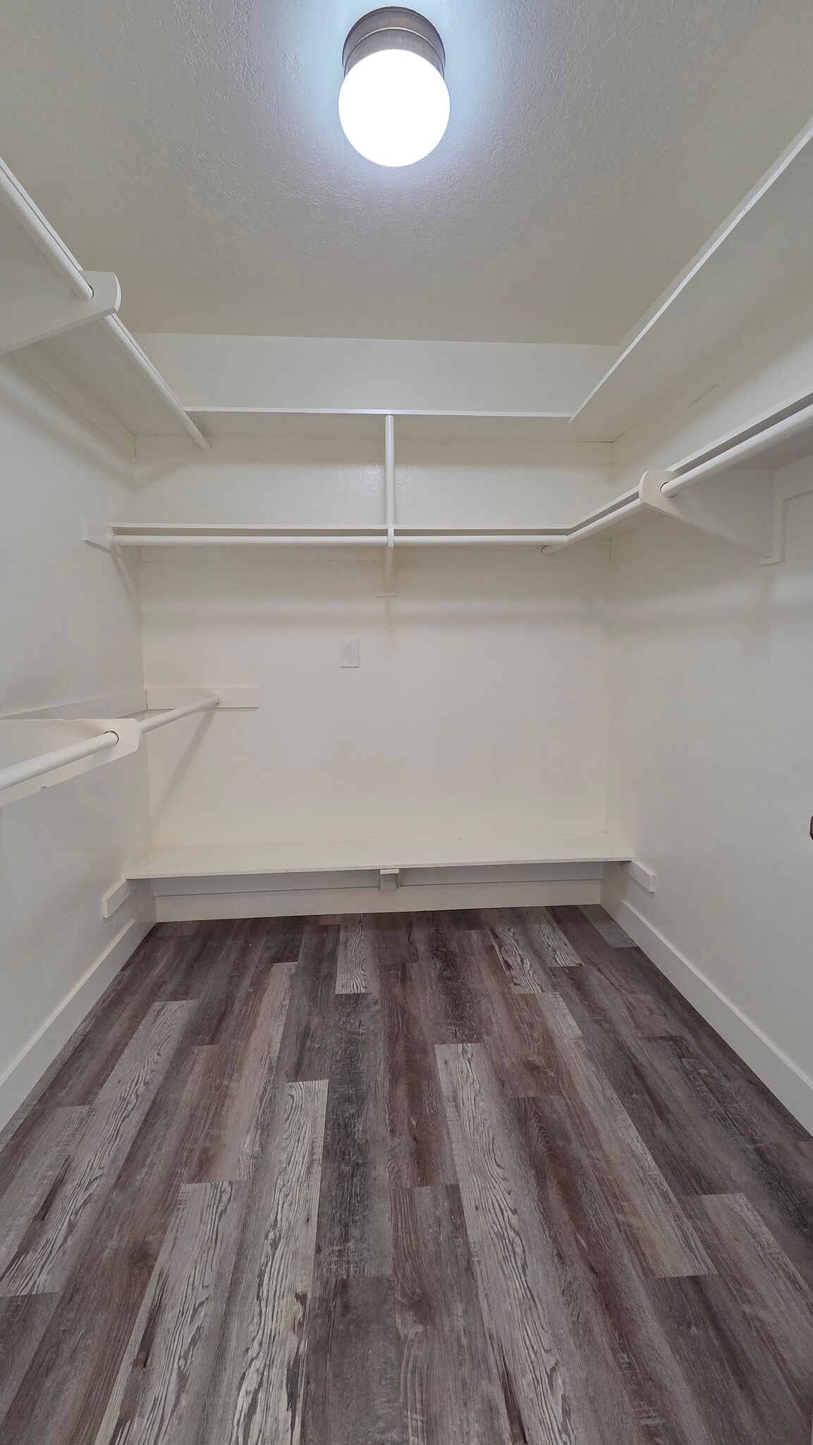 Walking Closet - 21620 Burbank Blvd