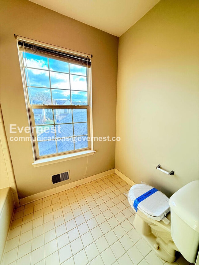 Building Photo - 1660 Brookdale Dr