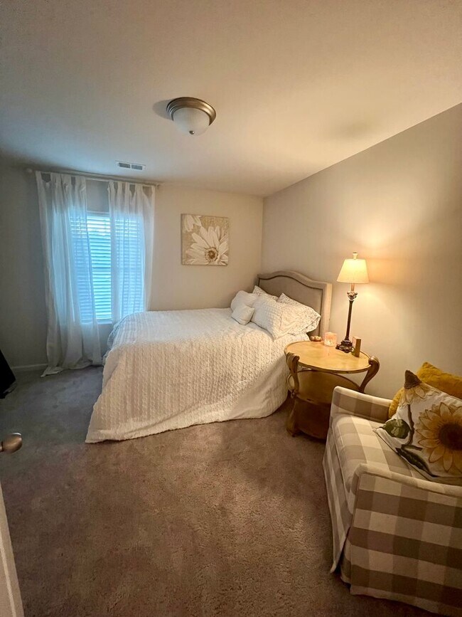 Building Photo - 1 MONTH FREE! 3 Bedroom Townhome in Oakwood!