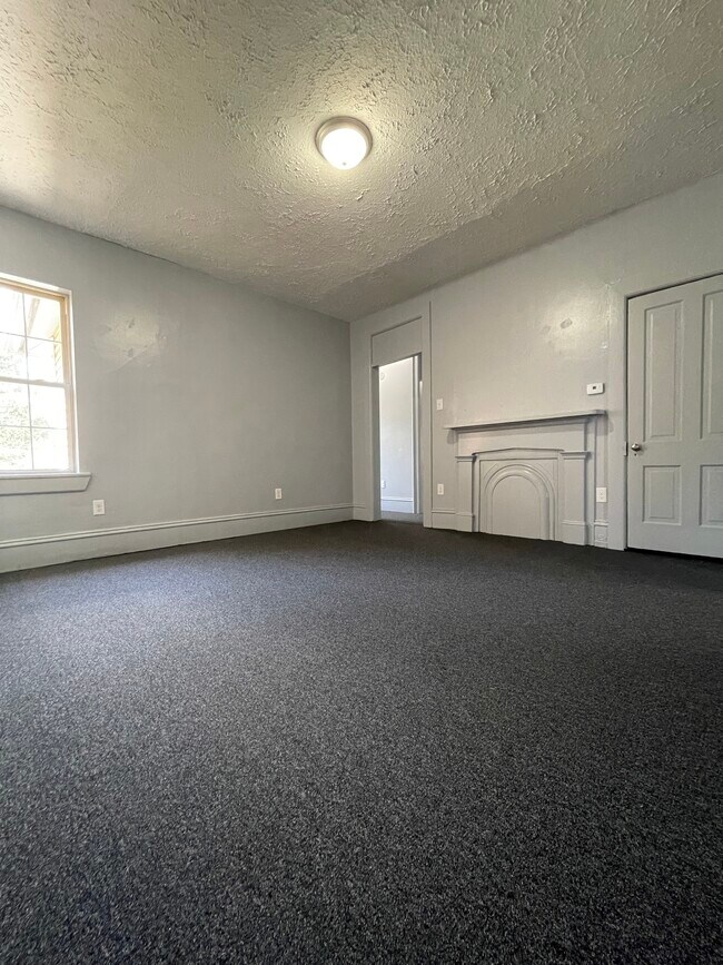 Building Photo - 916 Swann St