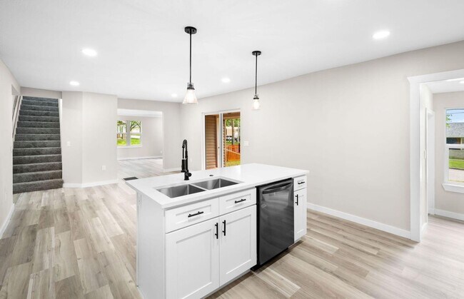 Building Photo - Beautiful remodeled home in Bolivar with fenced in yard -3 bedrooms, 2.5 baths and a detached 1 c...