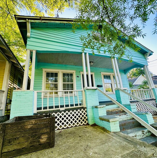 Building Photo - DOWNTOWN - 2 Bedroom - MOVE IN BY JULY 30t...