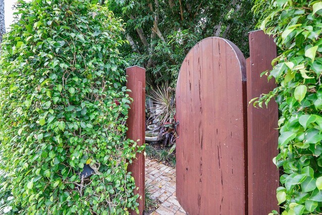 Building Photo - 226 Chilean Ave