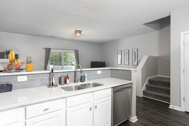 Building Photo - 3 Bd / 2.5 Bth townhouse in SW Durham Aubu...