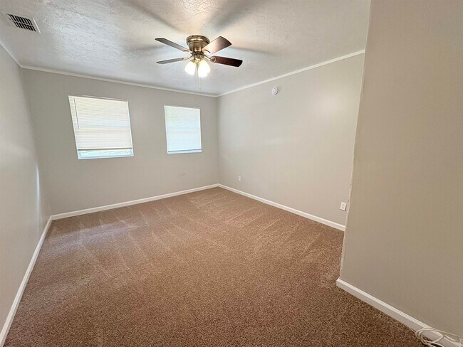Building Photo - 2922 Oakwood Dr