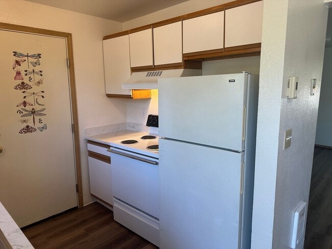 Building Photo - Freshly updated 3 bedroom 2 bathroom duple...