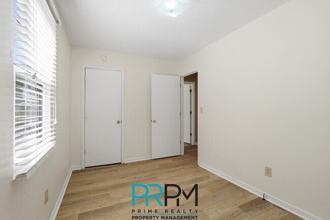 Building Photo - 5 Parkstone Ct