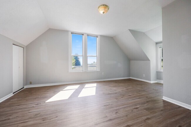 Building Photo - Victorian-style apartment available in the serene SW Hills