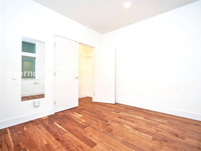 Building Photo - 2618 Eastlake Ave E