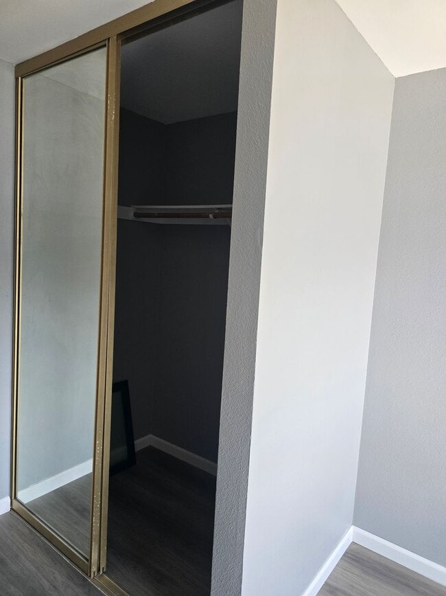 Building Photo - Large 1 Bed 1 Bath Condo