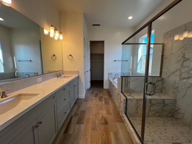 Building Photo - 2112 Daffodil St