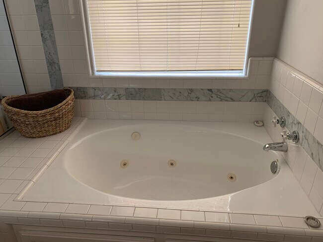 Building Photo - 2224 Ruhland Ave