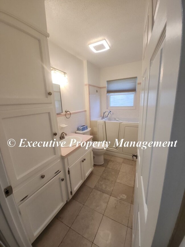 Building Photo - 1009 Robertson Ave