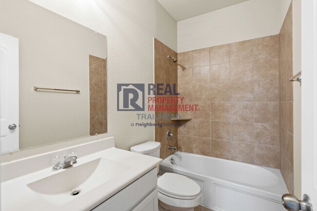 Building Photo - Modern 4-Bed Home in Prime Location