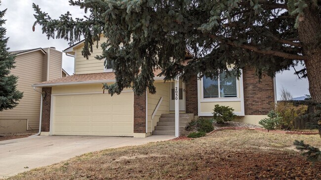 Building Photo - COZY TRI-LEVEL 3 BED/2 BATH NEAR CIMMARON ...