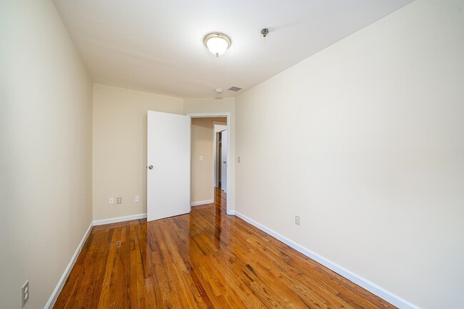 Building Photo - 524 4th St