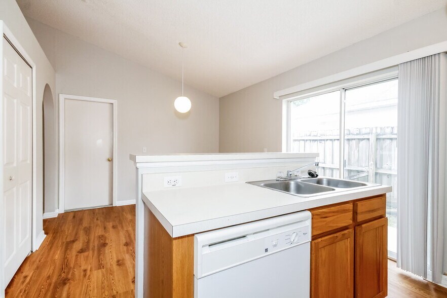 Building Photo - 30319 Birdhouse Dr