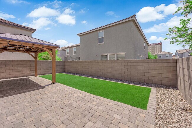 Building Photo - Don't miss out on this beautiful three-bed...
