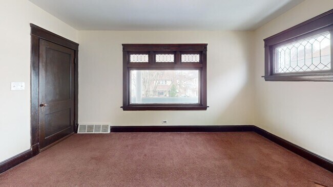 Building Photo - 2 bedroom/1 bath (upper unit)- 1ST MONTH FREE IF LEASE SIGNED BY 10/15