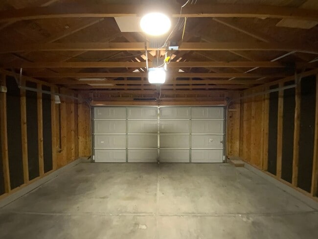 Building Photo - 3 Bedroom Single Story Home Available Near...