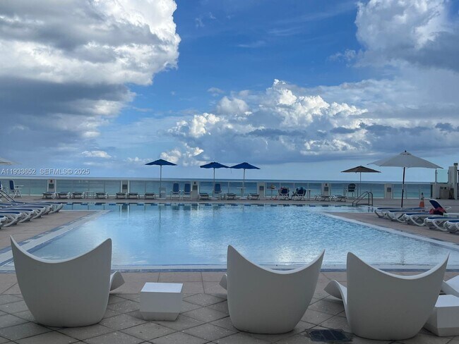 Building Photo - 2751 S Ocean Dr