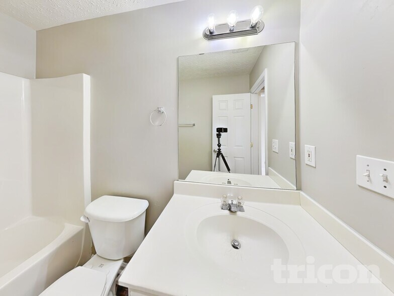 Building Photo - 315 Clairidge Ln SW