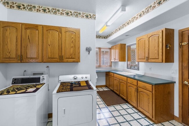 Building Photo - 3957 Valley Oak Dr