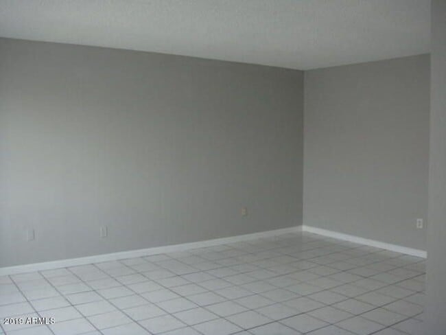 Building Photo - 2 BEDROOM 1 BATH UPSTIARS UNIT WITH BALCONY FRONT AND BACK