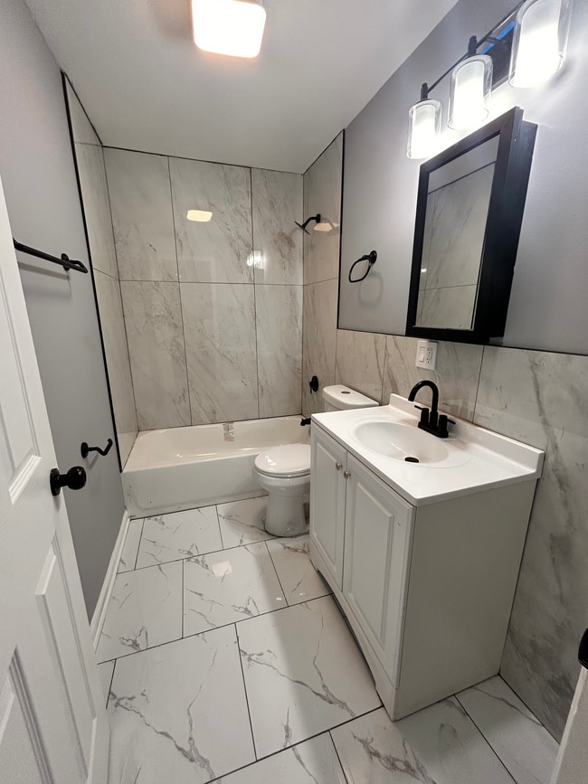 Building Photo - 2025 Central Dr