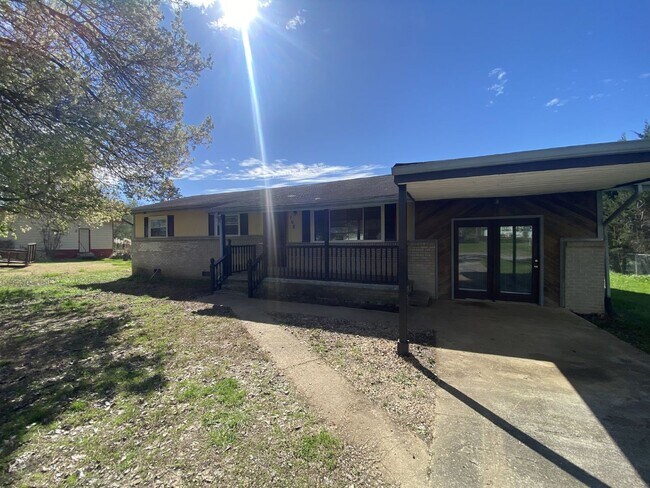 Building Photo - 3 Bed, 1.5 Bath | Charming Neighborhood | Close to Costco, Topgolf, and Shopping