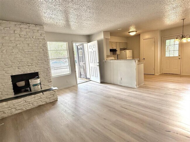 Building Photo - 302 Hedgewood Dr