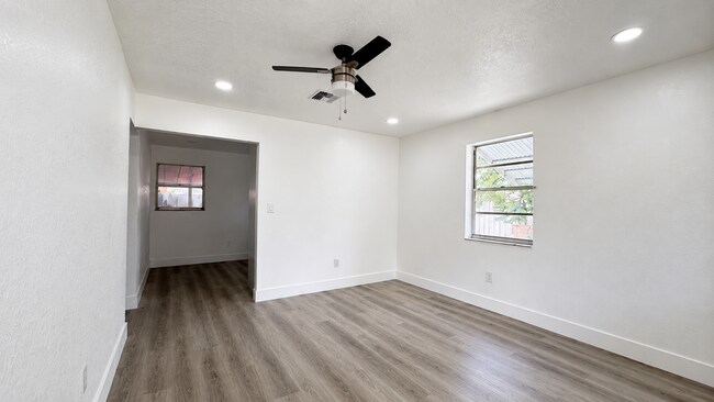 Building Photo - 528 E Lakewood Rd