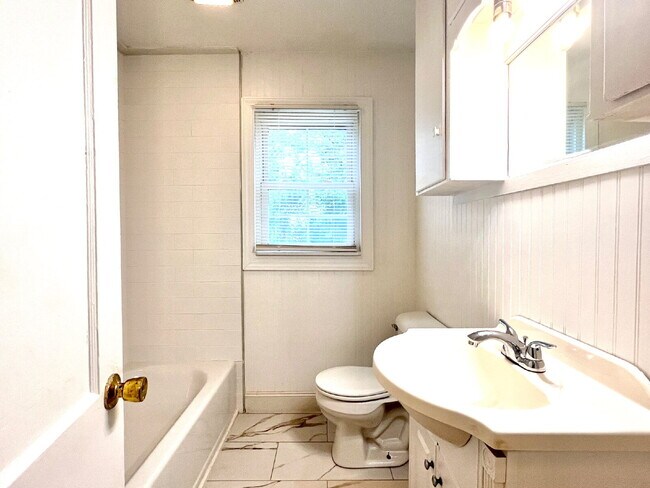 Building Photo - 3 Bedroom close to Campus!!