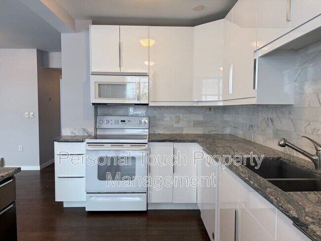 Building Photo - 501 7th St S