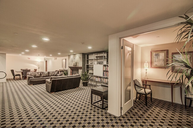Building Photo - Top floor corner one-bedroom in the heart of it all, don't miss out, tour today!
