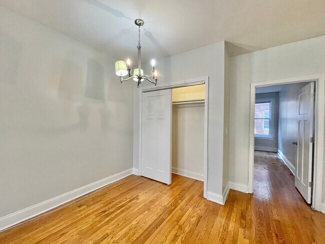 Building Photo - 5461 S Everett Ave