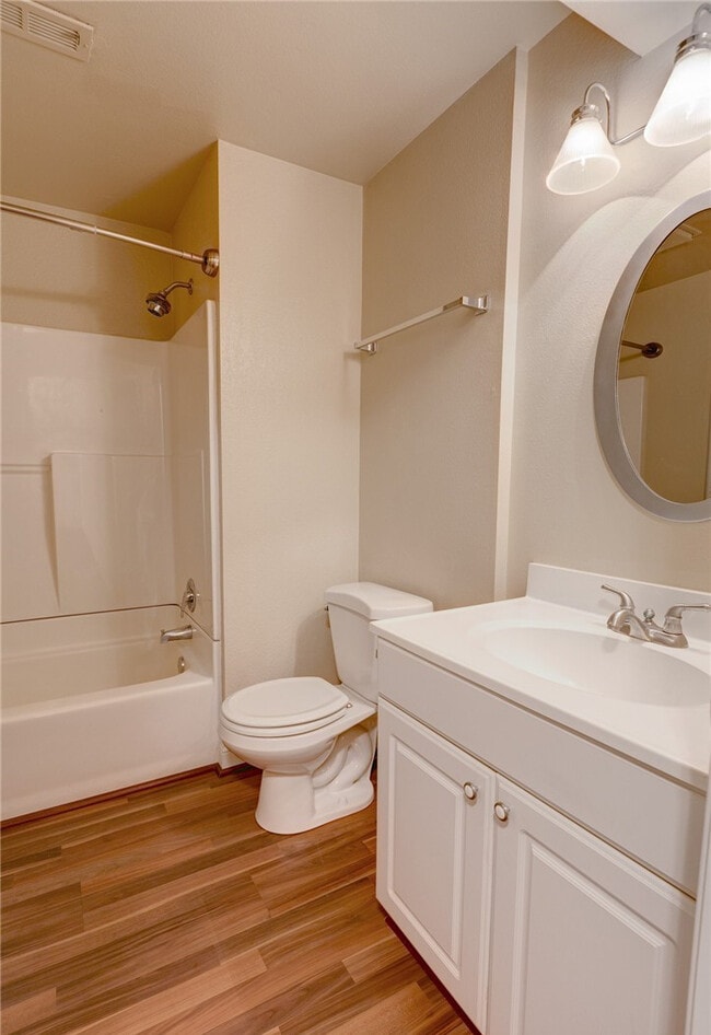 Building Photo - REMODELED, TOP FLOOR KIRKLAND 2 BED CONDO ...