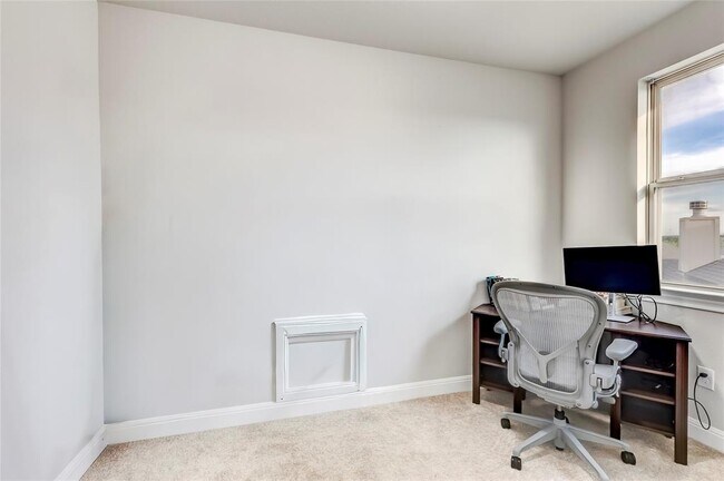 Building Photo - 726 Kingston Pl