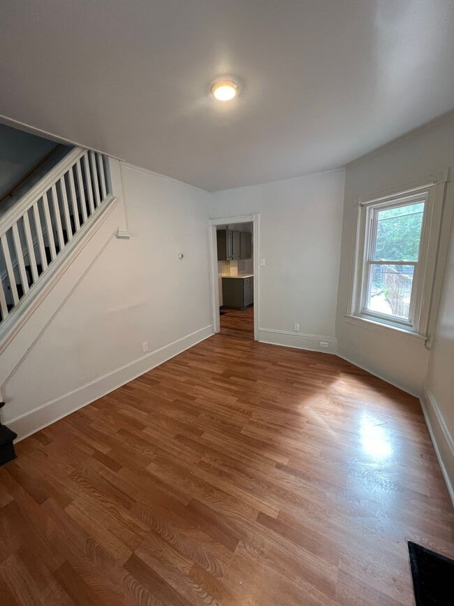 Building Photo - FOUR BEDROOM/ONE BATH ROW